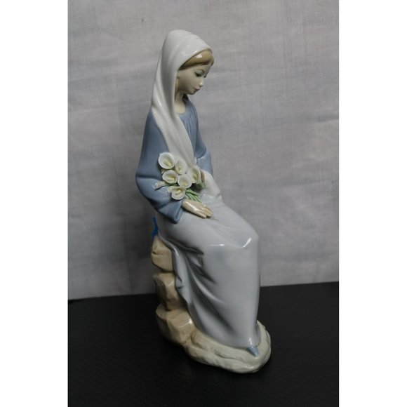 Lladro "Girl with Lilies Sitting" Collectable #4972 - Picture 2 of 8